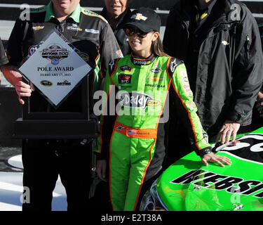 Danica Patrick pose après être devenu la première femme dans l'histoire de NASCAR pour gagner le pôle award pour la NASCAR Sprint Cup Series à Daytona 500 Daytona International Speedway En vedette : Danica Patrick Où : Daytona Beach, Florida, United States Quand : 17 Fe Banque D'Images