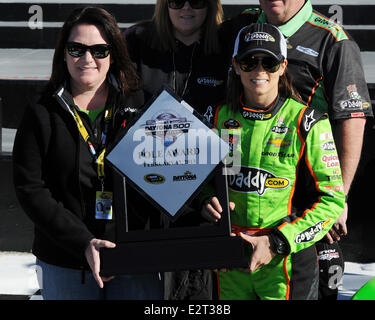 Danica Patrick pose après être devenu la première femme dans l'histoire de NASCAR pour gagner le pôle award pour la NASCAR Sprint Cup Series à Daytona 500 Daytona International Speedway En vedette : Danica Patrick Où : Daytona Beach, Florida, United States Quand : 17 Fe Banque D'Images