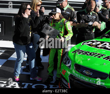 Danica Patrick pose après être devenu la première femme dans l'histoire de NASCAR pour gagner le pôle award pour la NASCAR Sprint Cup Series à Daytona 500 Daytona International Speedway En vedette : Danica Patrick Où : Daytona Beach, Florida, United States Quand : 17 Fe Banque D'Images