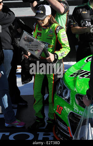 Danica Patrick pose après être devenu la première femme dans l'histoire de NASCAR pour gagner le pôle award pour la NASCAR Sprint Cup Series à Daytona 500 Daytona International Speedway En vedette : Danica Patrick Où : Daytona Beach, Florida, United States Quand : 17 Fe Banque D'Images