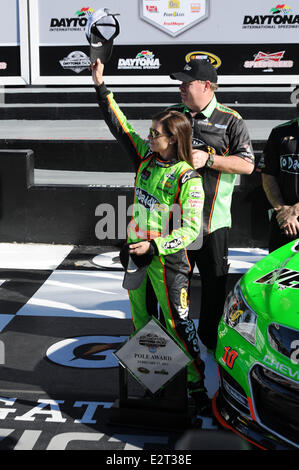 Danica Patrick pose après être devenu la première femme dans l'histoire de NASCAR pour gagner le pôle award pour la NASCAR Sprint Cup Series à Daytona 500 Daytona International Speedway En vedette : Danica Patrick Où : Daytona Beach, Florida, United States Quand : 17 Fe Banque D'Images