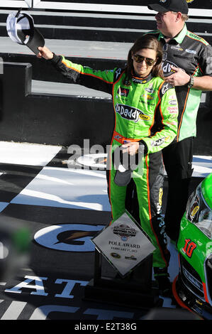 Danica Patrick pose après être devenu la première femme dans l'histoire de NASCAR pour gagner le pôle award pour la NASCAR Sprint Cup Series à Daytona 500 Daytona International Speedway En vedette : Danica Patrick Où : Daytona Beach, Florida, United States Quand : 17 févr. 2013 Banque D'Images