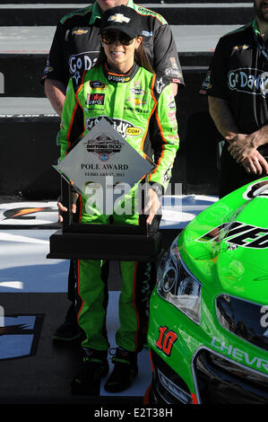 Danica Patrick pose après être devenu la première femme dans l'histoire de NASCAR pour gagner le pôle award pour la NASCAR Sprint Cup Series à Daytona 500 Daytona International Speedway En vedette : Danica Patrick Où : Daytona Beach, Florida, United States Quand : 17 févr. 2013 Banque D'Images