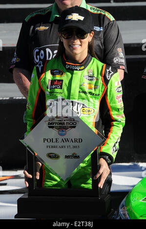 Danica Patrick pose après être devenu la première femme dans l'histoire de NASCAR pour gagner le pôle award pour la NASCAR Sprint Cup Series à Daytona 500 Daytona International Speedway En vedette : Danica Patrick Où : Daytona Beach, Florida, United States Quand : 17 Fe Banque D'Images