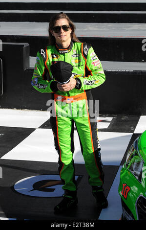 Danica Patrick pose après être devenu la première femme dans l'histoire de NASCAR pour gagner le pôle award pour la NASCAR Sprint Cup Series à Daytona 500 Daytona International Speedway En vedette : Danica Patrick Où : Daytona Beach, Florida, United States Quand : 17 févr. 2013 Banque D'Images