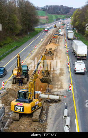 Chantier de construction routière sur la route 535 à Wülfrath, agrandissement du centre strip, pose de tuyaux de drainage, Banque D'Images