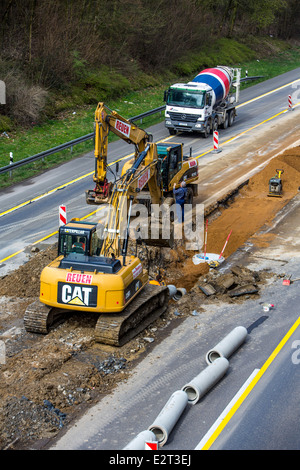 Chantier de construction routière sur la route 535 à Wülfrath, agrandissement du centre strip, pose de tuyaux de drainage, Banque D'Images