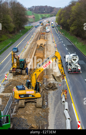 Chantier de construction routière sur la route 535 à Wülfrath, agrandissement du centre strip, pose de tuyaux de drainage, Banque D'Images