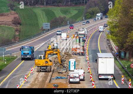 Chantier de construction routière sur la route 535 à Wülfrath, agrandissement du centre strip, pose de tuyaux de drainage, Banque D'Images