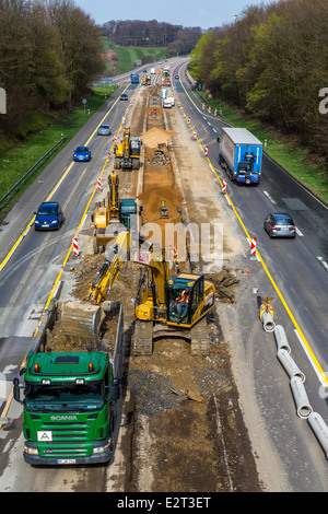 Chantier de construction routière sur la route 535 à Wülfrath, agrandissement du centre strip, pose de tuyaux de drainage, Banque D'Images