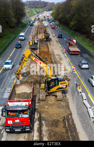 Chantier de construction routière sur la route 535 à Wülfrath, agrandissement du centre strip, pose de tuyaux de drainage, Banque D'Images