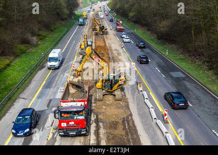 Chantier de construction routière sur la route 535 à Wülfrath, agrandissement du centre strip, pose de tuyaux de drainage, Banque D'Images