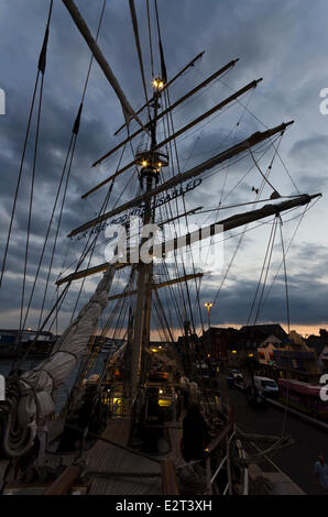 Poole, Dorset, UK. 20 Juin, 2014. Les 65 mètres de long à Jubilee Trust navire de formation pour les handicapés visites tenace JST Poole Dorset UK pour quelques jours avant qu'un voile de 5 jours se terminant à Southampton, son port d'attache. 20 juin 2014 soirée concert de musique folk et chants de marins suivi d'une journée portes ouvertes pour le grand public. 50 % de l'équipage ont un handicap. Credit : Roger Allen Photography/Alamy Live News Banque D'Images