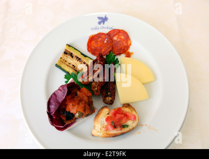 L'antipasto servi à la Villa Orchidea en Sicile Banque D'Images