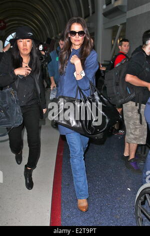 Katie Holmes arrive à l'aéroport de LAX avec : Katie Holmes Où : Los Angeles, California, United States Quand : 21 Oct 2013 Banque D'Images