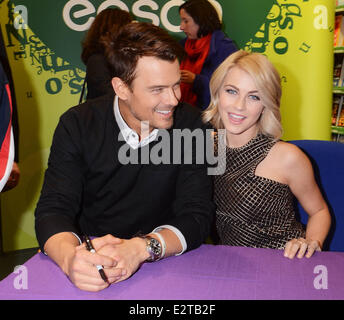 Auteur de refuge sûr Nicolas Sparks et co-stars dans le film du même nom, Josh Duhamel et Julianne Hough assister à un livre signature à motifs avec : Josh Duhamel,Julianne Hough Où : Dublin, Irlande Date : 22 Feb 2013 Banque D'Images