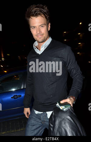 Auteur de refuge sûr Nicolas Sparks et co-stars dans le film du même nom, Josh Duhamel et Julianne Hough arrivent à leur hôtel après la promotion du livre et le film mettant en vedette : Josh Duhamel où : Dublin, Irlande Date : 22 Feb 2013 Banque D'Images