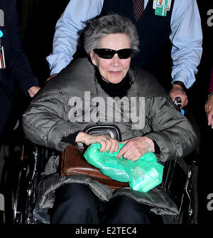 Le plus vieux candidat Oscar Emmanuelle Riva arrive à l'aéroport de LAX dans un fauteuil roulant. Riva 86 tours demain (24Feb13) le jour de la 85e Academy Awards, elle est nominé pour sa performance dans 'Amour' Avec : Emmanuelle Riva Où : Los Angeles, California, United States Quand : 23 Oct 2013 Banque D'Images