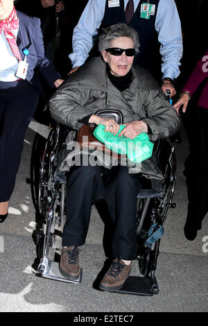 Le plus vieux candidat Oscar Emmanuelle Riva arrive à l'aéroport de LAX dans un fauteuil roulant. Riva 86 tours demain (24Feb13) le jour de la 85e Academy Awards, elle est nominé pour sa performance dans 'Amour' Avec : Emmanuelle Riva Où : Los Angeles, California, United States Quand : 23 Oct 2013 Banque D'Images