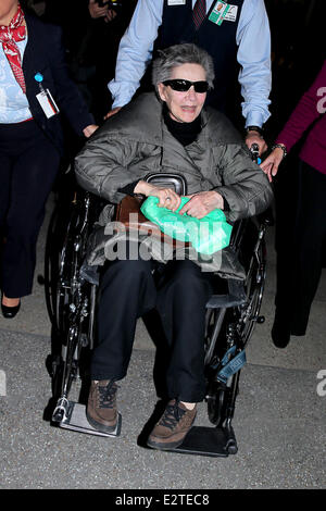 Le plus vieux candidat Oscar Emmanuelle Riva arrive à l'aéroport de LAX dans un fauteuil roulant. Riva 86 tours demain (24Feb13) le jour de la 85e Academy Awards, elle est nominé pour sa performance dans 'Amour' Avec : Emmanuelle Riva Où : Los Angeles, California, United States Quand : 23 Oct 2013 Banque D'Images