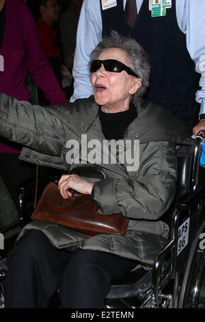 Le plus vieux candidat Oscar Emmanuelle Riva arrive à l'aéroport de LAX dans un fauteuil roulant. Riva 86 tours demain (24Feb13) le jour de la 85e Academy Awards, elle est nominé pour sa performance dans 'Amour' Avec : Emmanuelle Riva Où : Los Angeles, Califor Banque D'Images