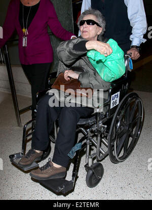 Le plus vieux candidat Oscar Emmanuelle Riva arrive à l'aéroport de LAX dans un fauteuil roulant. Riva 86 tours demain (24Feb13) le jour de la 85e Academy Awards, elle est nominé pour sa performance dans 'Amour' Avec : Emmanuelle Riva Où : Los Angeles, Califor Banque D'Images