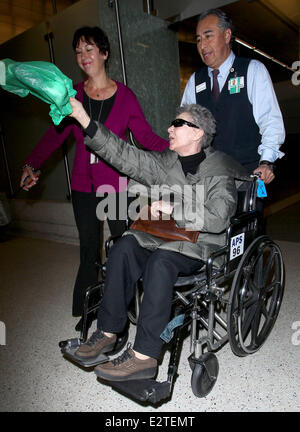 Le plus vieux candidat Oscar Emmanuelle Riva arrive à l'aéroport de LAX dans un fauteuil roulant. Riva 86 tours demain (24Feb13) le jour de la 85e Academy Awards, elle est nominé pour sa performance dans 'Amour' Avec : Emmanuelle Riva Où : Los Angeles, Califor Banque D'Images