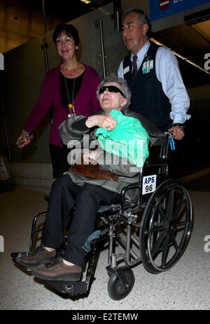 Le plus vieux candidat Oscar Emmanuelle Riva arrive à l'aéroport de LAX dans un fauteuil roulant. Riva 86 tours demain (24Feb13) le jour de la 85e Academy Awards, elle est nominé pour sa performance dans 'Amour' Avec : Emmanuelle Riva Où : Los Angeles, Califor Banque D'Images