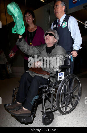 Le plus vieux candidat Oscar Emmanuelle Riva arrive à l'aéroport de LAX dans un fauteuil roulant. Riva 86 tours demain (24Feb13) le jour de Banque D'Images