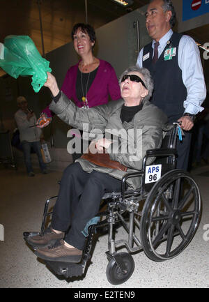 Le plus vieux candidat Oscar Emmanuelle Riva arrive à l'aéroport de LAX dans un fauteuil roulant. Riva 86 tours demain (24Feb13) le jour de la 85e Academy Awards, elle est nominé pour sa performance dans 'Amour' Avec : Emmanuelle Riva Où : Los Angeles, California, United States Quand : 23 Oct 2013 Banque D'Images