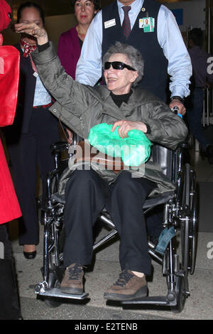 Le plus vieux candidat Oscar Emmanuelle Riva arrive à l'aéroport de LAX dans un fauteuil roulant. Riva 86 tours demain (24Feb13) le jour de Banque D'Images