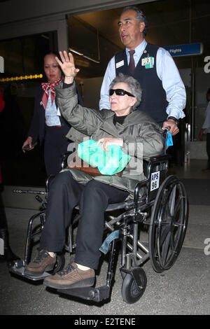 Le plus vieux candidat Oscar Emmanuelle Riva arrive à l'aéroport de LAX dans un fauteuil roulant. Riva 86 tours demain (24Feb13) le jour de la 85e Academy Awards, elle est nominé pour sa performance dans 'Amour' Avec : Emmanuelle Riva Où : Los Angeles, Califor Banque D'Images