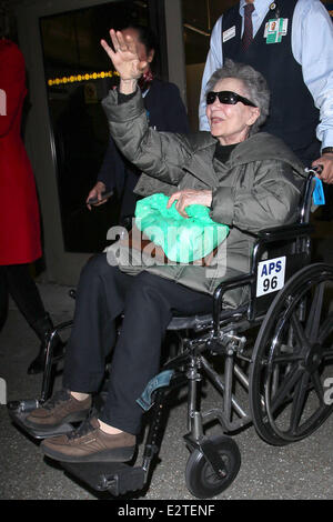 Le plus vieux candidat Oscar Emmanuelle Riva arrive à l'aéroport de LAX dans un fauteuil roulant. Riva 86 tours demain (24Feb13) le jour de la 85e Academy Awards, elle est nominé pour sa performance dans 'Amour' Avec : Emmanuelle Riva Où : Los Angeles, California, United States Quand : 23 Oct 2013 Banque D'Images