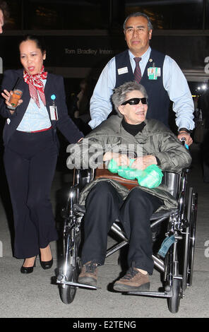 Le plus vieux candidat Oscar Emmanuelle Riva arrive à l'aéroport de LAX dans un fauteuil roulant. Riva 86 tours demain (24Feb13) le jour de la 85e Academy Awards, elle est nominé pour sa performance dans 'Amour' Avec : Emmanuelle Riva Où : Los Angeles, Califor Banque D'Images