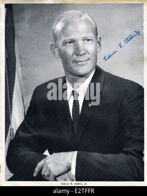 Une photographie signée d'Edwin 'Buzz' Aldrin, la deuxième personne à marcher sur la Lune pendant la mission Apollo 11. L'autographe d'Aldrin commémore sa réalisation monumentale dans l'exploration spatiale et l'histoire des vols spatiaux humains. Banque D'Images