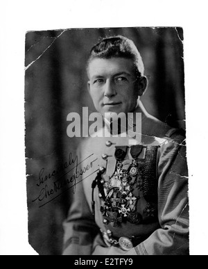 Charles Nungesser était un as de chasse français renommé de la première Guerre mondiale, crédité de plus de 40 victoires aériennes. Ses contributions au combat aérien pendant la guerre lui valent d'être reconnu comme l'un des meilleurs pilotes du conflit, mettant en valeur ses compétences et sa bravoure. Banque D'Images