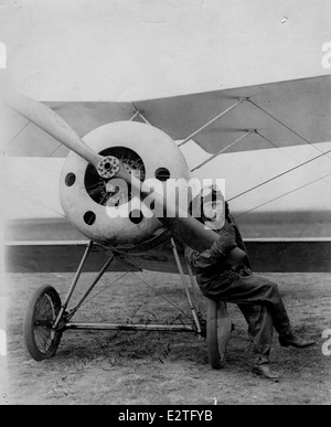 Charles Nungesser était un pionnier de l'aviation française et as de chasse pendant la première Guerre mondiale connu pour ses compétences en combat aérien, il a été célébré comme l'un des as les plus importants de l'armée de l'air française. L’héritage de Nungesser comprend ses vols audacieux et ses nombreuses victoires aériennes, qui ont contribué de manière significative au développement de l’aviation militaire en France au début du XXe siècle. Banque D'Images