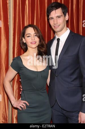 Conférence de presse pour "Breakfast at Tiffany's" tenue à l'hôtel Carlyle. Avec : Emilia Clarke,Corey Michael Smith Où : New York, New York, United States Quand : 27 Oct 2013 Banque D'Images