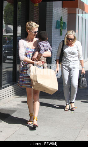 Charlize Theron quitte une aire de coiffure et fait son chemin de retour à sa voiture après avoir pris Jackson de se couper les cheveux avec : Charlize Theron,Jackson,Theron Gerda Theron Où : Los Angeles, California, United States Quand : 02 Mars 2013 Banque D'Images