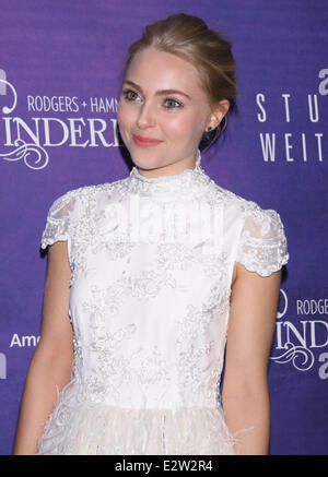 Première de 'Cinderella' au théâtre de Broadway - Arrivées comprend : AnnaSophia Robb (Port Alice et Olivia) Où : New York, NY, United States Quand : 03 Mars 2013 Banque D'Images