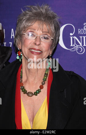 Première de 'Cinderella' au théâtre de Broadway - Arrivées avec : Rita Moreno Où : New York, NY, United States Quand : 03 Mars 2013 Banque D'Images