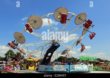 Wimbledon Common, London SW19 UK. 21 juin 2014. S'amuser sur le parachutiste ride au Wimbledon Village Fair, un événement annuel regroupant plus de 20 000 visiteurs. Tous les fonds recueillis sont utilisés pour appuyer des projets communautaires locaux. C'est une journée de plaisir pour la famille avec points saillants comme un spectacle équestre, poney, étals de vente d'une gamme de biens, de la musique live et une fête foraine. Credit : Julia Gavin/Alamy Live News Banque D'Images