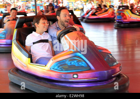 Wimbledon Common, London SW19 UK. 21 juin 2014. Une tour sur le dodgems au Wimbledon Village Fair, un événement annuel regroupant plus de 20 000 visiteurs. Tous les fonds recueillis sont utilisés pour appuyer des projets communautaires locaux. C'est une journée de plaisir pour la famille avec points saillants comme un spectacle équestre, poney, étals de vente d'une gamme de biens, de la musique live et une fête foraine. Credit : Julia Gavin/Alamy Live News Banque D'Images