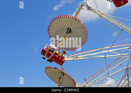 Wimbledon Common, London SW19 UK. 21 juin 2014. S'amuser sur le parachutiste ride au Wimbledon Village Fair, un événement annuel regroupant plus de 20 000 visiteurs. Tous les fonds recueillis sont utilisés pour appuyer des projets communautaires locaux. C'est une journée de plaisir pour la famille avec points saillants comme un spectacle équestre, poney, étals de vente d'une gamme de biens, de la musique live et une fête foraine. Credit : Julia Gavin/Alamy Live News Banque D'Images