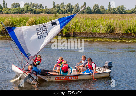 Norfolk, Royaume-Uni. 21 Juin, 2014. Charlie Oram l'âge de 10 ans de l'Amateur Beccles Sailing Club jouit d'une parfaite journée d'été pour faire chavirer un Topper sur la rivière Waveney sur les Norfolk Broads à Norfolk, Angleterre, Grande-Bretagne, Royaume-Uni Crédit : T.M.O.News/Alamy Live News Banque D'Images