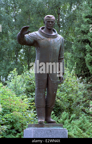 Monument à premier cosmonaute Youri Gagarine par sculpteur tchèque Antonín Kuchař et son épouse Gisela-Zubrová Kuchařová (1975) dans l'aéroport de Karlovy Vary à Karlovy Vary, République tchèque. Banque D'Images