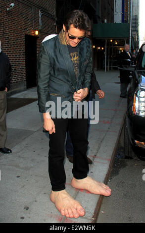 Jim Carrey quitte le Ed Sullivan Theater pour 'le Late Show with David Letterman' weaing ses pieds en caoutchouc surdimensionnés et les ailes avec : Jim Carrey Où : New York, New York , États-Unis Quand : 13 Mars 2013 Banque D'Images