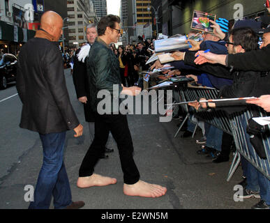 Jim Carrey quitte le Ed Sullivan Theater pour 'le Late Show with David Letterman' weaing ses pieds en caoutchouc surdimensionnés et des ailes Banque D'Images