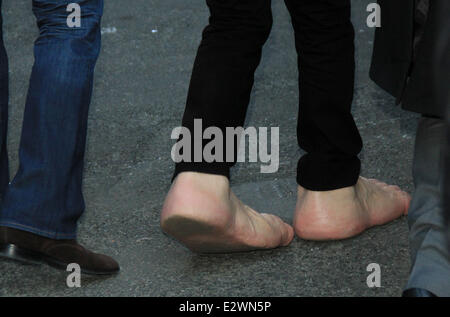 Jim Carrey quitte le Ed Sullivan Theater pour 'le Late Show with David Letterman' weaing ses pieds en caoutchouc surdimensionnés et les ailes avec : Jim Carrey Où : New York, New York , États-Unis Quand : 13 Mars 2013 Banque D'Images