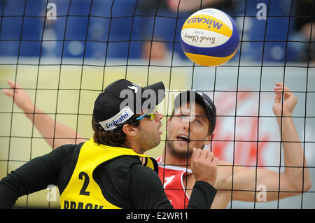 Berlin, Allemagne. 21 Juin, 2014. Le Brésil est Alison Cerutti (L) contre la Pologne Michal Kadziola (R) au cours de la match de volley-ball de plage de Bruno/Alison (Brésil) contre Kadziola/Szalankiewcz (Pologne) à la gare principale de Berlin, Allemagne, 21 juin 2014. Photo : Oliver Mehlis/dpa/Alamy Live News Banque D'Images